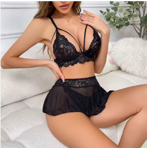 الطقم لانجري من ثلاث قطع حمالة صدر، سروال داخلي، و...