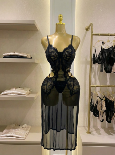 فستان لانجري أسود طويل شفاف بتصميم دانتيل فاخر