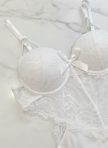 فستان نوم أبيض قصير بظهر مكشوف ودانتيل شفاف