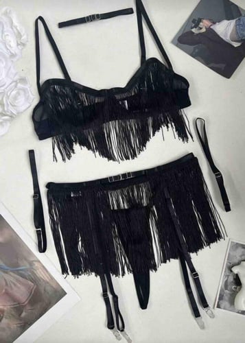 طقم لانجري نيللي باللون الأسود.