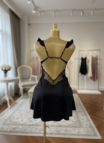 فستان نوم ساتان أسود قصير مع دانتيل شفاف