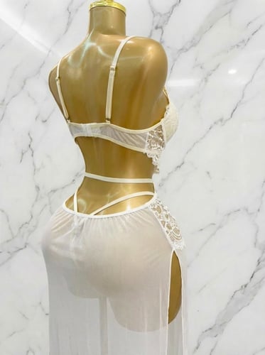 فستان لانجري أبيض طويل شفاف بتصميم دانتيل فاخر