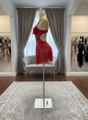 فستان نوم أحمر قصير بظهر مكشوف ودانتيل شفاف