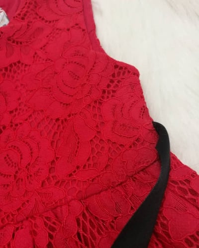 فستان الدنتيل الفخم اللون الاحمر