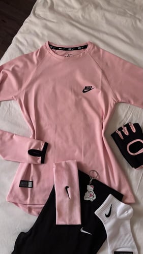 تيشرت نايك باللون الوردي