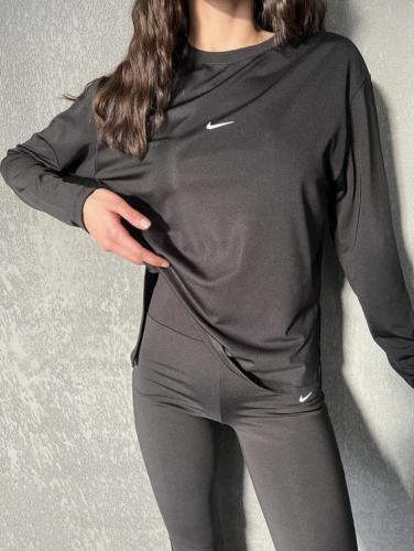 تيشيرت نايك رياضي باللون الاسود كم طويل