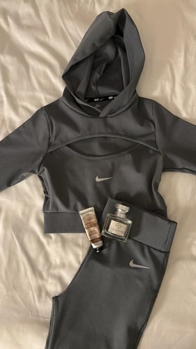 طقم رياضي نايك باللون الرمادي الغامق