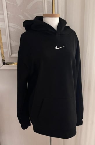 بلوفر بفتحة كف لون اسود بتطريز شعار نايك