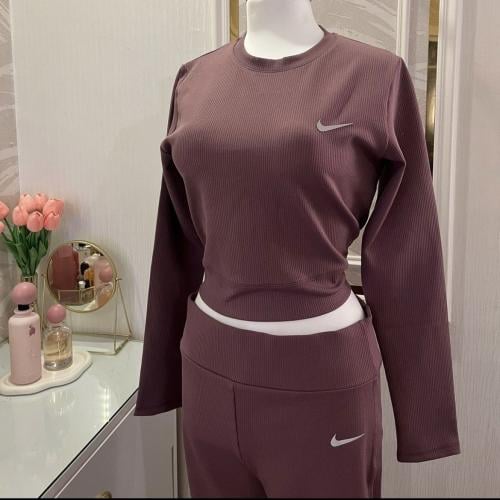 طقم رياضي نايك باللون العنابي