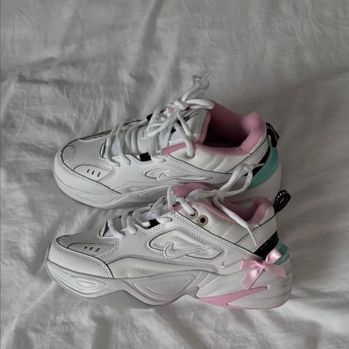 حذاء رياضي نايك باللون الابيض والوردي