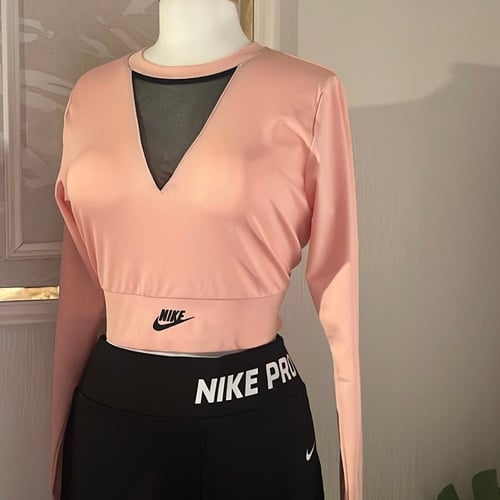 تيشيرت رياضي نايك شبك باللون الوردي