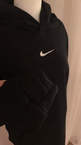 بلوفر بفتحة كف لون اسود بتطريز شعار نايك