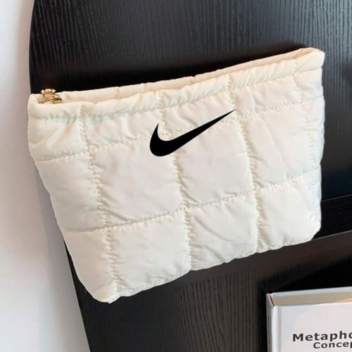 شنطة نايك حجم صغير لون ابيض