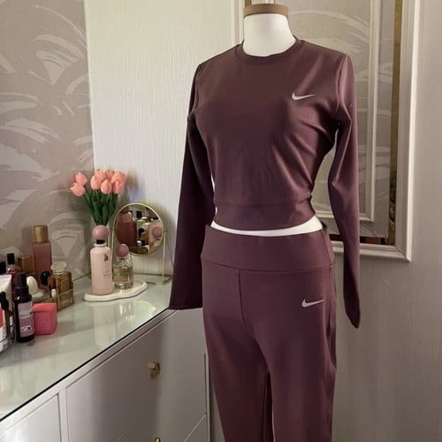 طقم رياضي نايك باللون العنابي