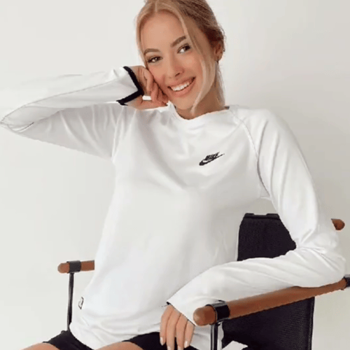 تيشيرت نايك باللون الأبيض كم طويل بفتحة كف