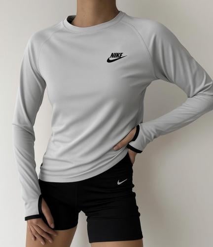 تيشيرت نايك لون رمادي فاتح بفتحه كم