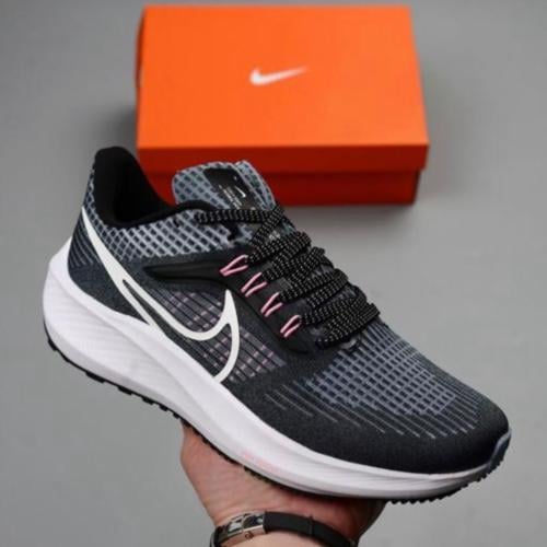 حذاء رياضي نايك باللون الاسود