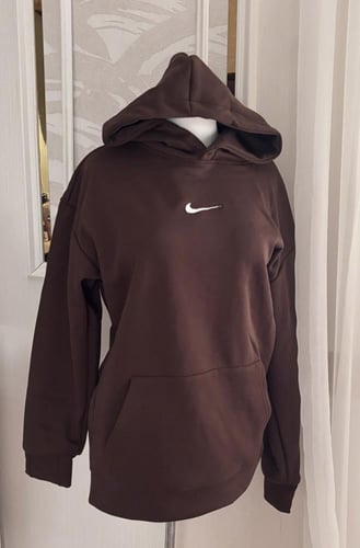 بلوفر بفتحة كف لون بني بتطريز شعار نايك