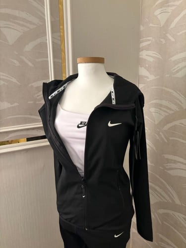 جاكيت نايك باللون الأسود