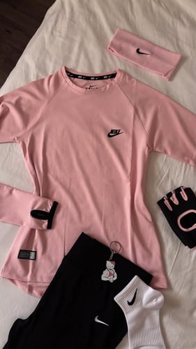 تيشرت نايك باللون الوردي