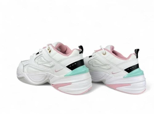 حذاء رياضي نايك باللون الابيض والوردي