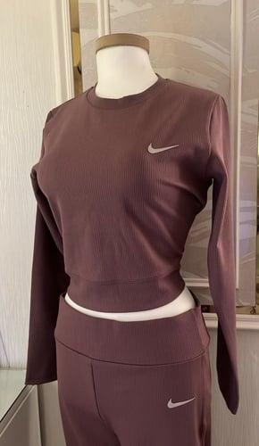 طقم رياضي نايك باللون العنابي