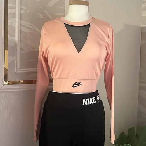 تيشيرت رياضي نايك شبك باللون الوردي