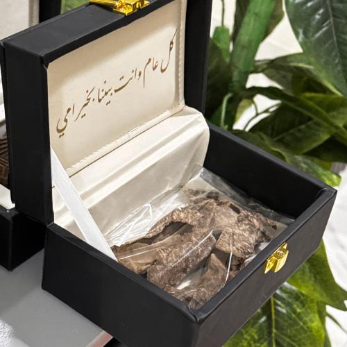 صندوق جلد مع الكتابة يحتوي على نصف أوقية عود فيتنا...
