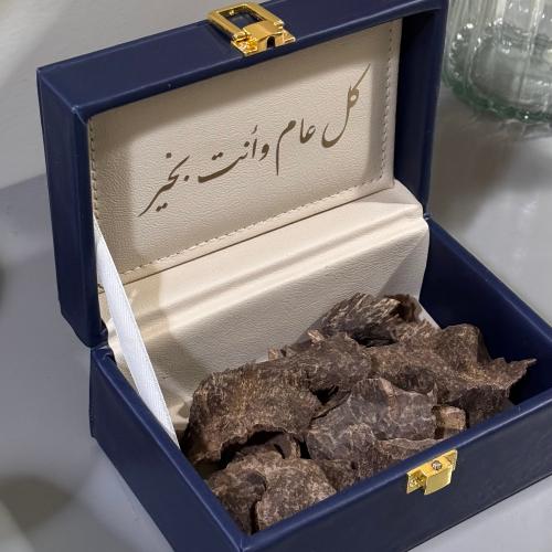صندوق جلد مع الكتابة يحتوي على أوقية عود فيتنامي ط...