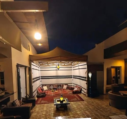 مظلة المنيوم ابيض خط اسود مع الرواق واجهه شفاف