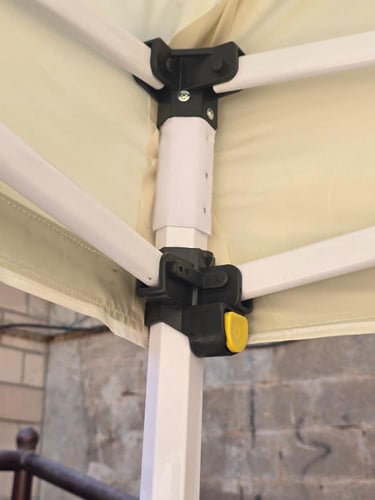 مظلة المنيوم ابيض خط اسود مع الرواق واجهه شفاف