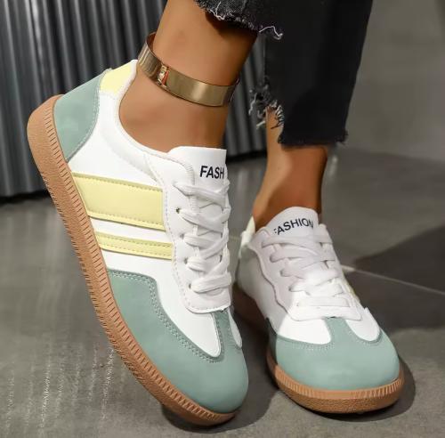 حذاء رياضي نسائي