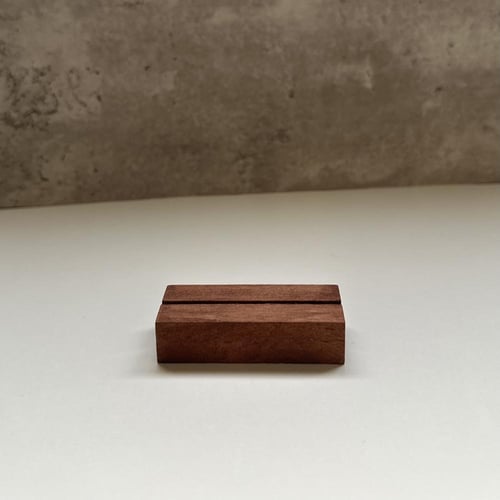 قاعدة خشبية للورق