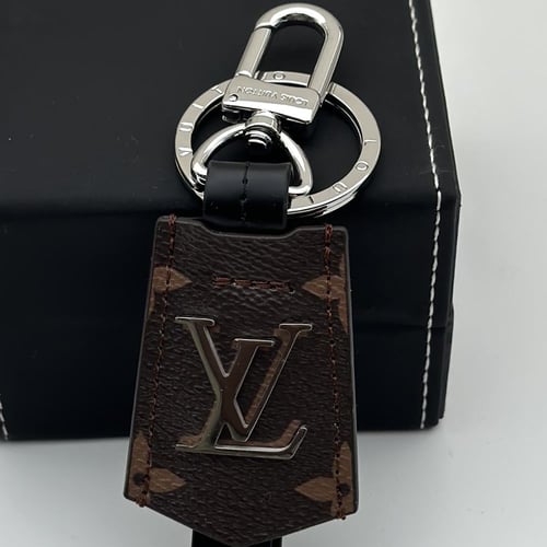 محفظة وميدالية لويس فيتون بني داكن