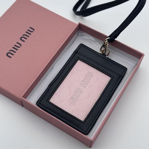 حامل بطاقات عمل ميو ميو اسود