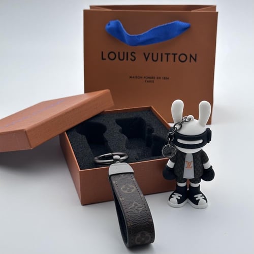 ميدالية لويس فيتون طقم اسود