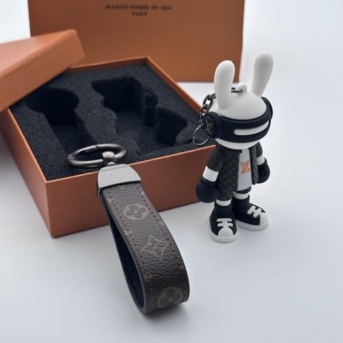 ميدالية لويس فيتون طقم اسود