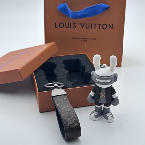 ميدالية لويس فيتون طقم رصاصي