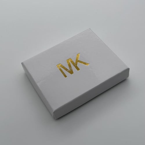 حامل بطاقات عمل مايكل كورس MK ابيض