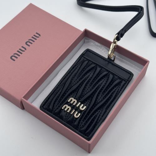 حامل بطاقات عمل ميو ميو اسود