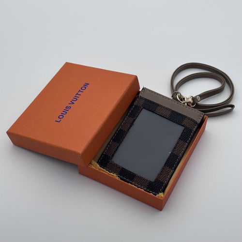 حامل بطاقات عمل لويس فيتون بني فاتح