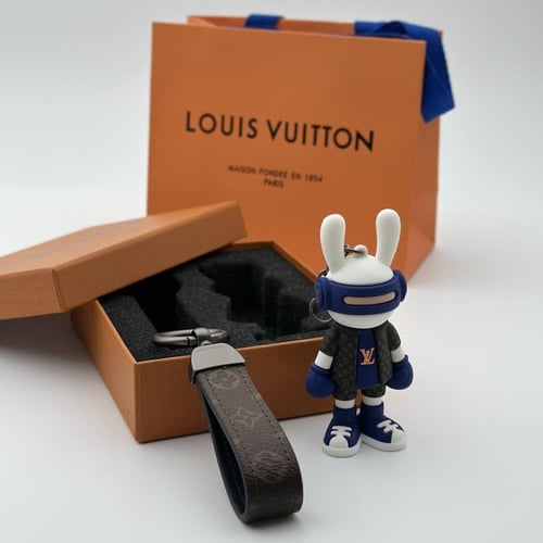 ميدالية لويس فيتون طقم كحلي