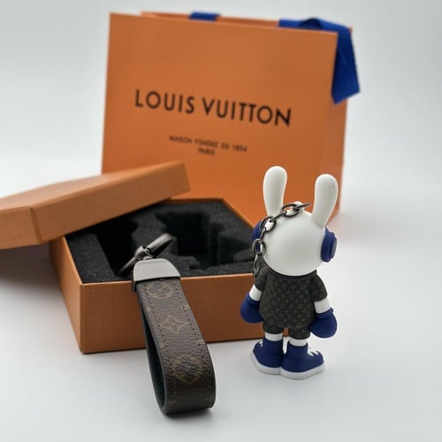 ميدالية لويس فيتون طقم كحلي