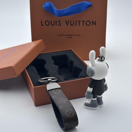 ميدالية لويس فيتون طقم رصاصي