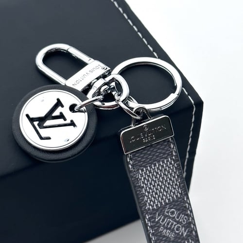 ميدالية لويس فيتون رمادي