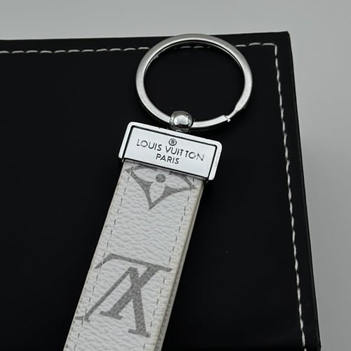 ميدالية لويس فيتون ابيض