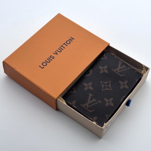 محفظة وميدالية لويس فيتون بني داكن