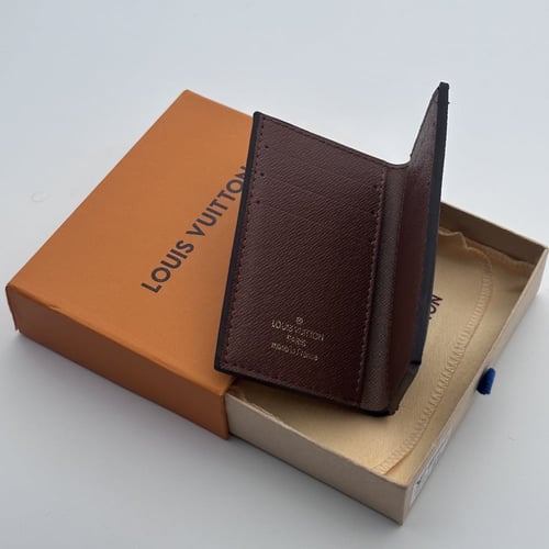 محفظة وميدالية لويس فيتون بني داكن