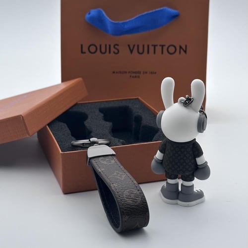 ميدالية لويس فيتون طقم رصاصي