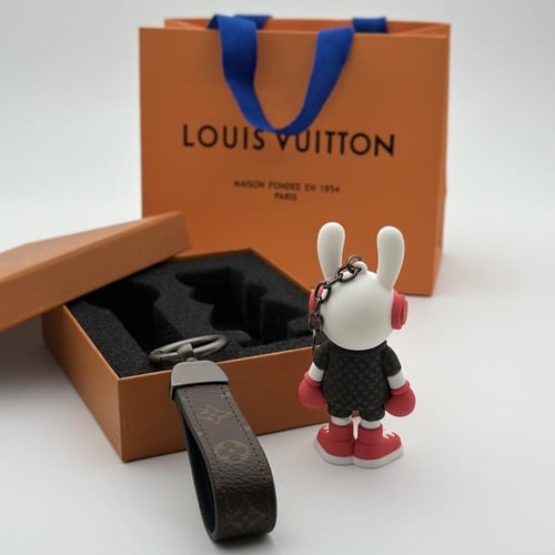 ميدالية لويس فيتون طقم احمر